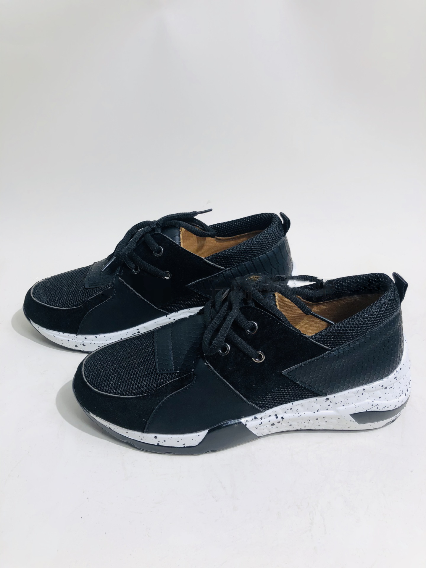 https://www.mydivinebeauty.biz/products/casual-womens-shoes-sports-shoes-flat-sneakers?utm_content=ios&utm_medium=product-links&utm_source=copyToPasteboard